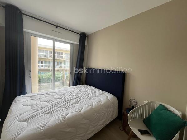 Vous serez sous le charme de cet appartement entièrement rénové et décoré avec goût, meublé et équipé, comprenant:
Entrée sur séjour exposé Est avec cuisine aménagée et équipée de 20 m², le tout donnant sur une belle terrasse de 12 m², une chambre cabine donnant sur terrasse, grande salle d'eau, dressing et WC séparé.
Une cave et un parking couvert et sécurisé complètent ce bien.
La plage est face à l'immeuble, les commerces et restaurants à proximité, le marché à 500 mètres et la gare à 800 mètres.