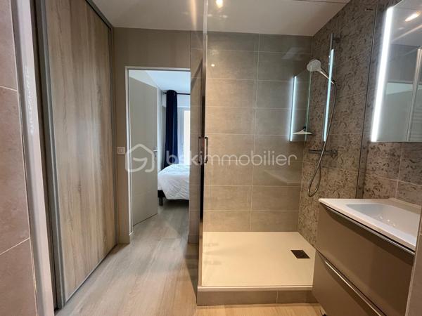 Vous serez sous le charme de cet appartement entièrement rénové et décoré avec goût, meublé et équipé, comprenant:
Entrée sur séjour exposé Est avec cuisine aménagée et équipée de 20 m², le tout donnant sur une belle terrasse de 12 m², une chambre cabine donnant sur terrasse, grande salle d'eau, dressing et WC séparé.
Une cave et un parking couvert et sécurisé complètent ce bien.
La plage est face à l'immeuble, les commerces et restaurants à proximité, le marché à 500 mètres et la gare à 800 mètres.