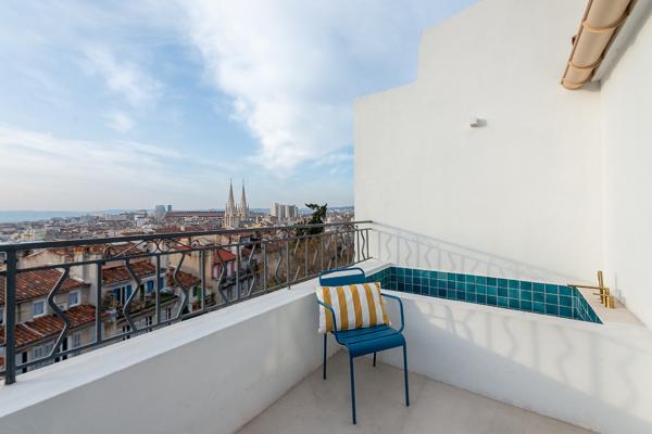 A louer appartement meublé de type 5/6 avec terrasse et vue Mer et Notre Dame de la Garde- Saint Savournin MARSEILLE