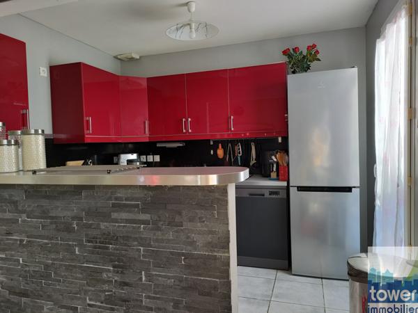 Maison de plain pied avec jardin.