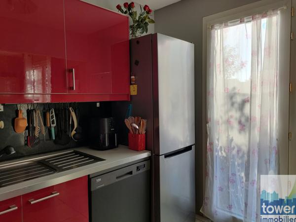 Maison de plain pied avec jardin.