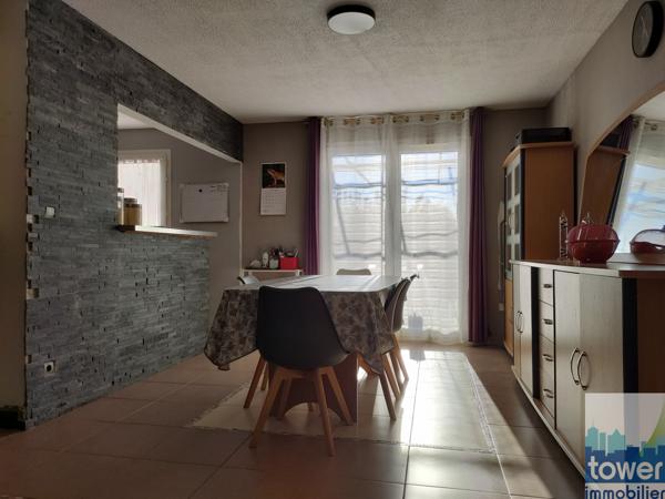 Maison de plain pied avec jardin.