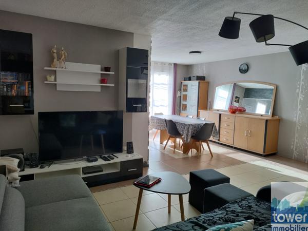 Maison de plain pied avec jardin.