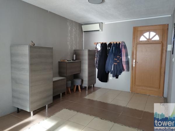 Maison de plain pied avec jardin.