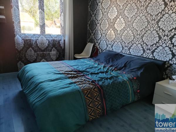 Maison de plain pied avec jardin.