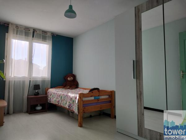 Maison de plain pied avec jardin.