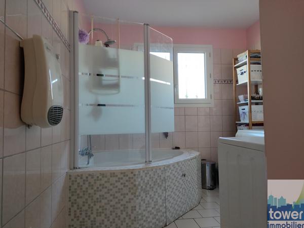 Maison de plain pied avec jardin.