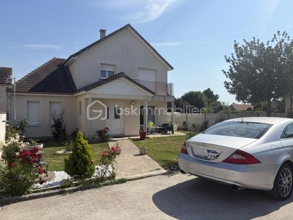 SANDRA MARTINS DA SILVA vous présente: BEAUX VOLUMES BELLES LUMINOSITÉ.SECTEUR RECHERCHÉ; CONSTRUCTION DE 2012. VIVABLE DE PLAIN PIED. Située dans une impasse, dans quartier calme de CAUDEBEC LES ELBEUF, cette jolie construction se compose au RDC, d'une entrée, d'un WC, d'un grand double séjour d'environ 50m2 avec cuisine ouverte et toute équipée, une grande chambre d'environ 15m2, et une salle de douche. À l'étage, un palier dessert 3 autres chambres et une salle de bain. En extérieur, plusieurs places de parking, 2 terrasses et un joli jardin arboré et paysagé. Bien idéalement situé, tout proche des commerces et des commodités.... VISITES 7/7 JOURS