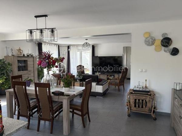 SANDRA MARTINS DA SILVA vous présente: BEAUX VOLUMES BELLES LUMINOSITÉ.SECTEUR RECHERCHÉ; CONSTRUCTION DE 2012. VIVABLE DE PLAIN PIED. Située dans une impasse, dans quartier calme de CAUDEBEC LES ELBEUF, cette jolie construction se compose au RDC, d'une entrée, d'un WC, d'un grand double séjour d'environ 50m2 avec cuisine ouverte et toute équipée, une grande chambre d'environ 15m2, et une salle de douche. À l'étage, un palier dessert 3 autres chambres et une salle de bain. En extérieur, plusieurs places de parking, 2 terrasses et un joli jardin arboré et paysagé. Bien idéalement situé, tout proche des commerces et des commodités.... VISITES 7/7 JOURS