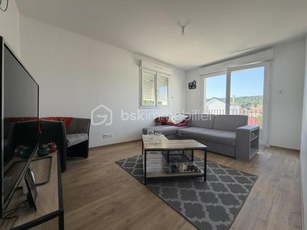 SANDRA MARTINS DA SILVA vous présente: BEAUX VOLUMES BELLES LUMINOSITÉ.SECTEUR RECHERCHÉ; CONSTRUCTION DE 2012. VIVABLE DE PLAIN PIED. Située dans une impasse, dans quartier calme de CAUDEBEC LES ELBEUF, cette jolie construction se compose au RDC, d'une entrée, d'un WC, d'un grand double séjour d'environ 50m2 avec cuisine ouverte et toute équipée, une grande chambre d'environ 15m2, et une salle de douche. À l'étage, un palier dessert 3 autres chambres et une salle de bain. En extérieur, plusieurs places de parking, 2 terrasses et un joli jardin arboré et paysagé. Bien idéalement situé, tout proche des commerces et des commodités.... VISITES 7/7 JOURS