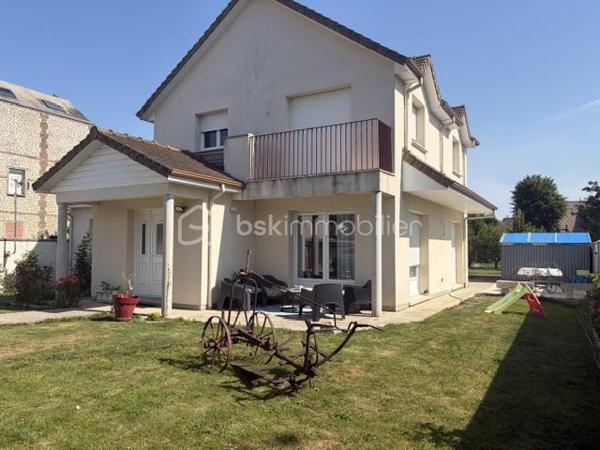 SANDRA MARTINS DA SILVA vous présente: BEAUX VOLUMES BELLES LUMINOSITÉ.SECTEUR RECHERCHÉ; CONSTRUCTION DE 2012. VIVABLE DE PLAIN PIED. Située dans une impasse, dans quartier calme de CAUDEBEC LES ELBEUF, cette jolie construction se compose au RDC, d'une entrée, d'un WC, d'un grand double séjour d'environ 50m2 avec cuisine ouverte et toute équipée, une grande chambre d'environ 15m2, et une salle de douche. À l'étage, un palier dessert 3 autres chambres et une salle de bain. En extérieur, plusieurs places de parking, 2 terrasses et un joli jardin arboré et paysagé. Bien idéalement situé, tout proche des commerces et des commodités.... VISITES 7/7 JOURS