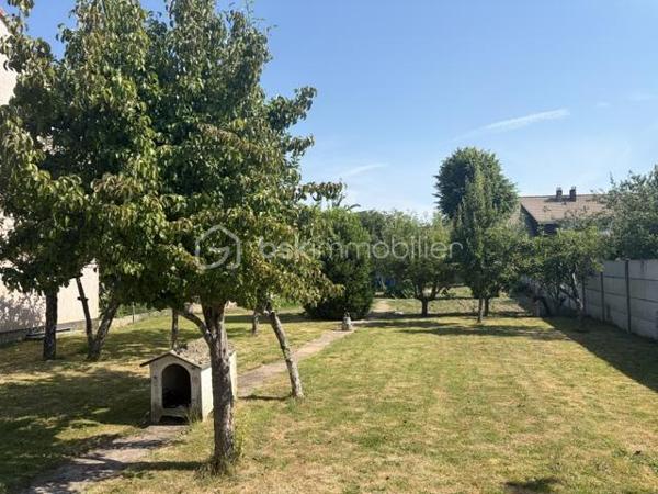 SANDRA MARTINS DA SILVA vous présente: BEAUX VOLUMES BELLES LUMINOSITÉ.SECTEUR RECHERCHÉ; CONSTRUCTION DE 2012. VIVABLE DE PLAIN PIED. Située dans une impasse, dans quartier calme de CAUDEBEC LES ELBEUF, cette jolie construction se compose au RDC, d'une entrée, d'un WC, d'un grand double séjour d'environ 50m2 avec cuisine ouverte et toute équipée, une grande chambre d'environ 15m2, et une salle de douche. À l'étage, un palier dessert 3 autres chambres et une salle de bain. En extérieur, plusieurs places de parking, 2 terrasses et un joli jardin arboré et paysagé. Bien idéalement situé, tout proche des commerces et des commodités.... VISITES 7/7 JOURS