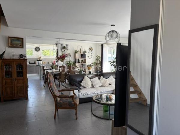 SANDRA MARTINS DA SILVA vous présente: BEAUX VOLUMES BELLES LUMINOSITÉ.SECTEUR RECHERCHÉ; CONSTRUCTION DE 2012. VIVABLE DE PLAIN PIED. Située dans une impasse, dans quartier calme de CAUDEBEC LES ELBEUF, cette jolie construction se compose au RDC, d'une entrée, d'un WC, d'un grand double séjour d'environ 50m2 avec cuisine ouverte et toute équipée, une grande chambre d'environ 15m2, et une salle de douche. À l'étage, un palier dessert 3 autres chambres et une salle de bain. En extérieur, plusieurs places de parking, 2 terrasses et un joli jardin arboré et paysagé. Bien idéalement situé, tout proche des commerces et des commodités.... VISITES 7/7 JOURS