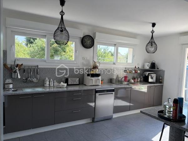 SANDRA MARTINS DA SILVA vous présente: BEAUX VOLUMES BELLES LUMINOSITÉ.SECTEUR RECHERCHÉ; CONSTRUCTION DE 2012. VIVABLE DE PLAIN PIED. Située dans une impasse, dans quartier calme de CAUDEBEC LES ELBEUF, cette jolie construction se compose au RDC, d'une entrée, d'un WC, d'un grand double séjour d'environ 50m2 avec cuisine ouverte et toute équipée, une grande chambre d'environ 15m2, et une salle de douche. À l'étage, un palier dessert 3 autres chambres et une salle de bain. En extérieur, plusieurs places de parking, 2 terrasses et un joli jardin arboré et paysagé. Bien idéalement situé, tout proche des commerces et des commodités.... VISITES 7/7 JOURS
