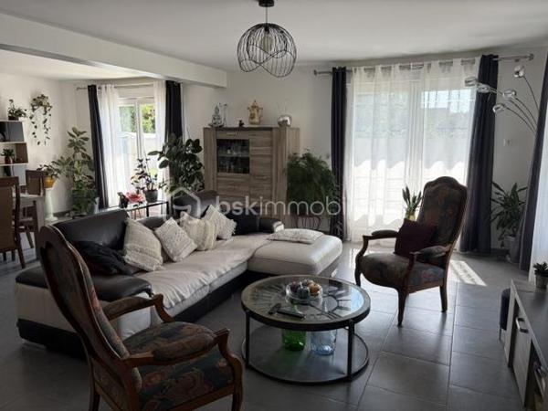 SANDRA MARTINS DA SILVA vous présente: BEAUX VOLUMES BELLES LUMINOSITÉ.SECTEUR RECHERCHÉ; CONSTRUCTION DE 2012. VIVABLE DE PLAIN PIED. Située dans une impasse, dans quartier calme de CAUDEBEC LES ELBEUF, cette jolie construction se compose au RDC, d'une entrée, d'un WC, d'un grand double séjour d'environ 50m2 avec cuisine ouverte et toute équipée, une grande chambre d'environ 15m2, et une salle de douche. À l'étage, un palier dessert 3 autres chambres et une salle de bain. En extérieur, plusieurs places de parking, 2 terrasses et un joli jardin arboré et paysagé. Bien idéalement situé, tout proche des commerces et des commodités.... VISITES 7/7 JOURS