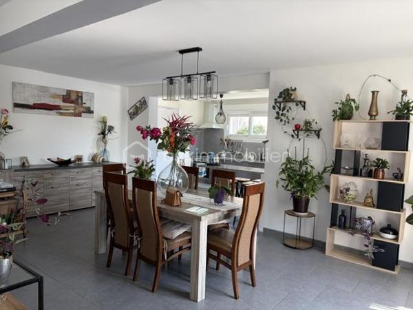 SANDRA MARTINS DA SILVA vous présente: BEAUX VOLUMES BELLES LUMINOSITÉ.SECTEUR RECHERCHÉ; CONSTRUCTION DE 2012. VIVABLE DE PLAIN PIED. Située dans une impasse, dans quartier calme de CAUDEBEC LES ELBEUF, cette jolie construction se compose au RDC, d'une entrée, d'un WC, d'un grand double séjour d'environ 50m2 avec cuisine ouverte et toute équipée, une grande chambre d'environ 15m2, et une salle de douche. À l'étage, un palier dessert 3 autres chambres et une salle de bain. En extérieur, plusieurs places de parking, 2 terrasses et un joli jardin arboré et paysagé. Bien idéalement situé, tout proche des commerces et des commodités.... VISITES 7/7 JOURS