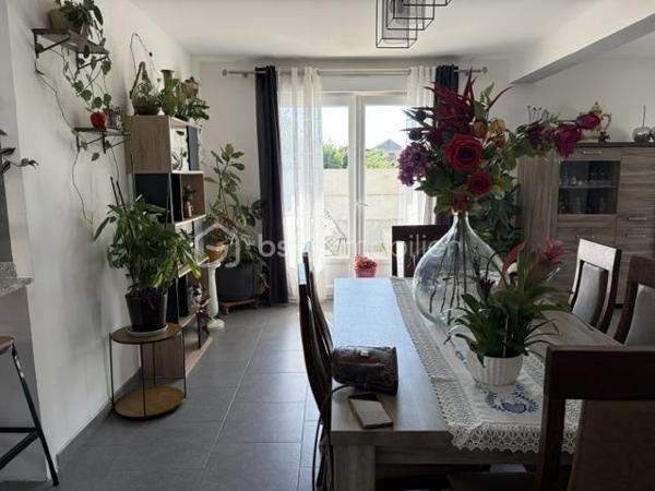 SANDRA MARTINS DA SILVA vous présente: BEAUX VOLUMES BELLES LUMINOSITÉ.SECTEUR RECHERCHÉ; CONSTRUCTION DE 2012. VIVABLE DE PLAIN PIED. Située dans une impasse, dans quartier calme de CAUDEBEC LES ELBEUF, cette jolie construction se compose au RDC, d'une entrée, d'un WC, d'un grand double séjour d'environ 50m2 avec cuisine ouverte et toute équipée, une grande chambre d'environ 15m2, et une salle de douche. À l'étage, un palier dessert 3 autres chambres et une salle de bain. En extérieur, plusieurs places de parking, 2 terrasses et un joli jardin arboré et paysagé. Bien idéalement situé, tout proche des commerces et des commodités.... VISITES 7/7 JOURS