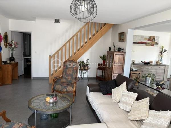SANDRA MARTINS DA SILVA vous présente: BEAUX VOLUMES BELLES LUMINOSITÉ.SECTEUR RECHERCHÉ; CONSTRUCTION DE 2012. VIVABLE DE PLAIN PIED. Située dans une impasse, dans quartier calme de CAUDEBEC LES ELBEUF, cette jolie construction se compose au RDC, d'une entrée, d'un WC, d'un grand double séjour d'environ 50m2 avec cuisine ouverte et toute équipée, une grande chambre d'environ 15m2, et une salle de douche. À l'étage, un palier dessert 3 autres chambres et une salle de bain. En extérieur, plusieurs places de parking, 2 terrasses et un joli jardin arboré et paysagé. Bien idéalement situé, tout proche des commerces et des commodités.... VISITES 7/7 JOURS