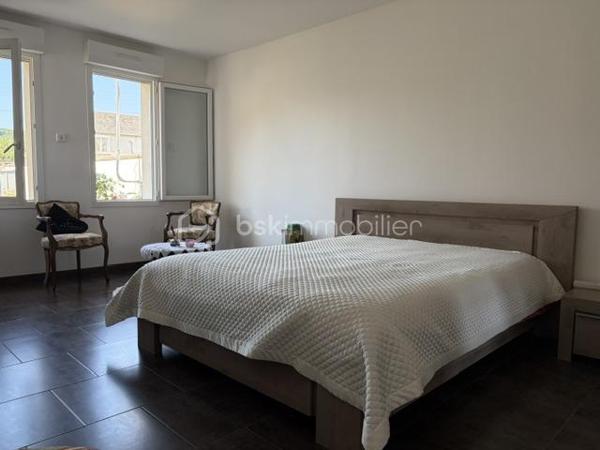 SANDRA MARTINS DA SILVA vous présente: BEAUX VOLUMES BELLES LUMINOSITÉ.SECTEUR RECHERCHÉ; CONSTRUCTION DE 2012. VIVABLE DE PLAIN PIED. Située dans une impasse, dans quartier calme de CAUDEBEC LES ELBEUF, cette jolie construction se compose au RDC, d'une entrée, d'un WC, d'un grand double séjour d'environ 50m2 avec cuisine ouverte et toute équipée, une grande chambre d'environ 15m2, et une salle de douche. À l'étage, un palier dessert 3 autres chambres et une salle de bain. En extérieur, plusieurs places de parking, 2 terrasses et un joli jardin arboré et paysagé. Bien idéalement situé, tout proche des commerces et des commodités.... VISITES 7/7 JOURS