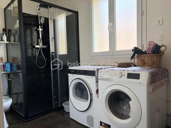 SANDRA MARTINS DA SILVA vous présente: BEAUX VOLUMES BELLES LUMINOSITÉ.SECTEUR RECHERCHÉ; CONSTRUCTION DE 2012. VIVABLE DE PLAIN PIED. Située dans une impasse, dans quartier calme de CAUDEBEC LES ELBEUF, cette jolie construction se compose au RDC, d'une entrée, d'un WC, d'un grand double séjour d'environ 50m2 avec cuisine ouverte et toute équipée, une grande chambre d'environ 15m2, et une salle de douche. À l'étage, un palier dessert 3 autres chambres et une salle de bain. En extérieur, plusieurs places de parking, 2 terrasses et un joli jardin arboré et paysagé. Bien idéalement situé, tout proche des commerces et des commodités.... VISITES 7/7 JOURS