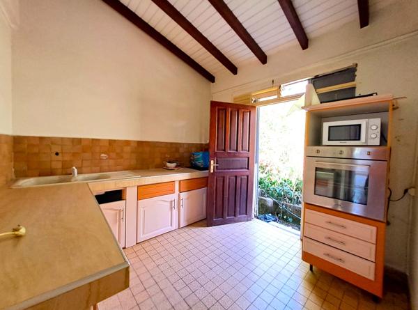 Maison à rénover sur terrain de 2  500 m² proche plage