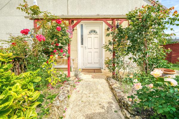 Maison familiale de type Phénix avec jardin arboré

Située dans un environnement agréable sur la commune de Roissy en Brie, cette maison de type Phénix développe une surface habitable d’environ 101 m² (130 m2 au sol) sur un terrain clos et arboré de 349 m².
Au rez-de-chaussée, vous découvrirez :
* une entrée,
* une cuisine équipée et aménagée indépendante,
* un salon lumineux équipé d’une cheminée insert et prolongé par une véranda,
* un couloir desservant une salle de bains récente adaptée aux personnes à mobilité réduite,
* une chambre,
* un WC indépendant,
* ainsi qu’un bureau.
Depuis le bureau, un escalier mène aux combles aménagés comprenant actuellement deux chambres et un WC avec point d’eau. Cet espace offre un beau potentiel d’aménagement et pourrait être repensé en une grande suite parentale.
Un garage est également attenant à la maison.
À l’extérieur, vous profiterez d’un agréable jardin arboré et fleuri, idéal pour les beaux jours.
Maison offrant de nombreuses possibilités d’aménagement, idéale pour une famille ou un projet d’évolution des espaces.

Située sur la commune recherchée de Roissy-en-Brie, cette maison bénéficie d’un environnement calme et familial, à proximité des écoles, commerces et transports.
La gare RER E permet de rejoindre facilement Paris, tandis que les axes routiers offrent un accès rapide aux principaux pôles de la région parisienne.
La commune séduit également par ses espaces verts, ses équipements sportifs et sa qualité de vie appréciée des familles.