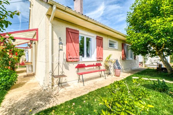 Maison familiale de type Phénix avec jardin arboré

Située dans un environnement agréable sur la commune de Roissy en Brie, cette maison de type Phénix développe une surface habitable d’environ 101 m² (130 m2 au sol) sur un terrain clos et arboré de 349 m².
Au rez-de-chaussée, vous découvrirez :
* une entrée,
* une cuisine équipée et aménagée indépendante,
* un salon lumineux équipé d’une cheminée insert et prolongé par une véranda,
* un couloir desservant une salle de bains récente adaptée aux personnes à mobilité réduite,
* une chambre,
* un WC indépendant,
* ainsi qu’un bureau.
Depuis le bureau, un escalier mène aux combles aménagés comprenant actuellement deux chambres et un WC avec point d’eau. Cet espace offre un beau potentiel d’aménagement et pourrait être repensé en une grande suite parentale.
Un garage est également attenant à la maison.
À l’extérieur, vous profiterez d’un agréable jardin arboré et fleuri, idéal pour les beaux jours.
Maison offrant de nombreuses possibilités d’aménagement, idéale pour une famille ou un projet d’évolution des espaces.

Située sur la commune recherchée de Roissy-en-Brie, cette maison bénéficie d’un environnement calme et familial, à proximité des écoles, commerces et transports.
La gare RER E permet de rejoindre facilement Paris, tandis que les axes routiers offrent un accès rapide aux principaux pôles de la région parisienne.
La commune séduit également par ses espaces verts, ses équipements sportifs et sa qualité de vie appréciée des familles.