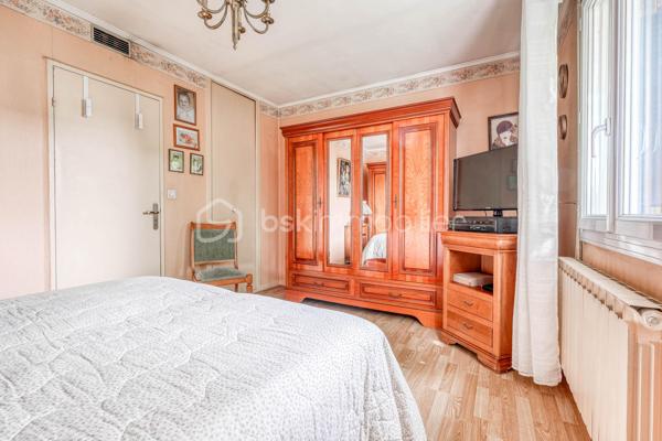 Maison familiale de type Phénix avec jardin arboré

Située dans un environnement agréable sur la commune de Roissy en Brie, cette maison de type Phénix développe une surface habitable d’environ 101 m² (130 m2 au sol) sur un terrain clos et arboré de 349 m².
Au rez-de-chaussée, vous découvrirez :
* une entrée,
* une cuisine équipée et aménagée indépendante,
* un salon lumineux équipé d’une cheminée insert et prolongé par une véranda,
* un couloir desservant une salle de bains récente adaptée aux personnes à mobilité réduite,
* une chambre,
* un WC indépendant,
* ainsi qu’un bureau.
Depuis le bureau, un escalier mène aux combles aménagés comprenant actuellement deux chambres et un WC avec point d’eau. Cet espace offre un beau potentiel d’aménagement et pourrait être repensé en une grande suite parentale.
Un garage est également attenant à la maison.
À l’extérieur, vous profiterez d’un agréable jardin arboré et fleuri, idéal pour les beaux jours.
Maison offrant de nombreuses possibilités d’aménagement, idéale pour une famille ou un projet d’évolution des espaces.

Située sur la commune recherchée de Roissy-en-Brie, cette maison bénéficie d’un environnement calme et familial, à proximité des écoles, commerces et transports.
La gare RER E permet de rejoindre facilement Paris, tandis que les axes routiers offrent un accès rapide aux principaux pôles de la région parisienne.
La commune séduit également par ses espaces verts, ses équipements sportifs et sa qualité de vie appréciée des familles.