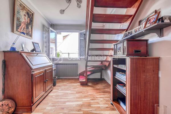 Maison familiale de type Phénix avec jardin arboré

Située dans un environnement agréable sur la commune de Roissy en Brie, cette maison de type Phénix développe une surface habitable d’environ 101 m² (130 m2 au sol) sur un terrain clos et arboré de 349 m².
Au rez-de-chaussée, vous découvrirez :
* une entrée,
* une cuisine équipée et aménagée indépendante,
* un salon lumineux équipé d’une cheminée insert et prolongé par une véranda,
* un couloir desservant une salle de bains récente adaptée aux personnes à mobilité réduite,
* une chambre,
* un WC indépendant,
* ainsi qu’un bureau.
Depuis le bureau, un escalier mène aux combles aménagés comprenant actuellement deux chambres et un WC avec point d’eau. Cet espace offre un beau potentiel d’aménagement et pourrait être repensé en une grande suite parentale.
Un garage est également attenant à la maison.
À l’extérieur, vous profiterez d’un agréable jardin arboré et fleuri, idéal pour les beaux jours.
Maison offrant de nombreuses possibilités d’aménagement, idéale pour une famille ou un projet d’évolution des espaces.

Située sur la commune recherchée de Roissy-en-Brie, cette maison bénéficie d’un environnement calme et familial, à proximité des écoles, commerces et transports.
La gare RER E permet de rejoindre facilement Paris, tandis que les axes routiers offrent un accès rapide aux principaux pôles de la région parisienne.
La commune séduit également par ses espaces verts, ses équipements sportifs et sa qualité de vie appréciée des familles.