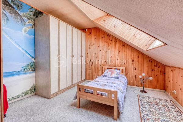 Maison familiale de type Phénix avec jardin arboré

Située dans un environnement agréable sur la commune de Roissy en Brie, cette maison de type Phénix développe une surface habitable d’environ 101 m² (130 m2 au sol) sur un terrain clos et arboré de 349 m².
Au rez-de-chaussée, vous découvrirez :
* une entrée,
* une cuisine équipée et aménagée indépendante,
* un salon lumineux équipé d’une cheminée insert et prolongé par une véranda,
* un couloir desservant une salle de bains récente adaptée aux personnes à mobilité réduite,
* une chambre,
* un WC indépendant,
* ainsi qu’un bureau.
Depuis le bureau, un escalier mène aux combles aménagés comprenant actuellement deux chambres et un WC avec point d’eau. Cet espace offre un beau potentiel d’aménagement et pourrait être repensé en une grande suite parentale.
Un garage est également attenant à la maison.
À l’extérieur, vous profiterez d’un agréable jardin arboré et fleuri, idéal pour les beaux jours.
Maison offrant de nombreuses possibilités d’aménagement, idéale pour une famille ou un projet d’évolution des espaces.

Située sur la commune recherchée de Roissy-en-Brie, cette maison bénéficie d’un environnement calme et familial, à proximité des écoles, commerces et transports.
La gare RER E permet de rejoindre facilement Paris, tandis que les axes routiers offrent un accès rapide aux principaux pôles de la région parisienne.
La commune séduit également par ses espaces verts, ses équipements sportifs et sa qualité de vie appréciée des familles.