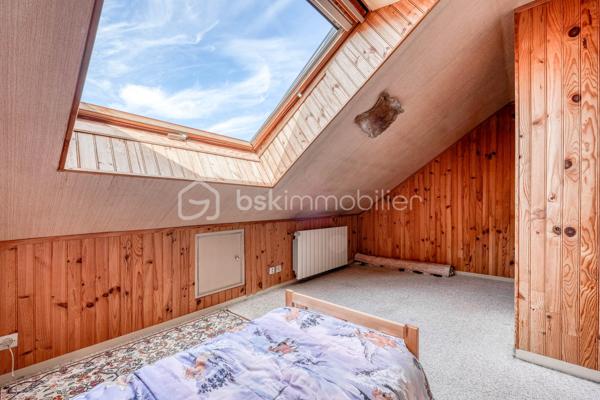 Maison familiale de type Phénix avec jardin arboré

Située dans un environnement agréable sur la commune de Roissy en Brie, cette maison de type Phénix développe une surface habitable d’environ 101 m² (130 m2 au sol) sur un terrain clos et arboré de 349 m².
Au rez-de-chaussée, vous découvrirez :
* une entrée,
* une cuisine équipée et aménagée indépendante,
* un salon lumineux équipé d’une cheminée insert et prolongé par une véranda,
* un couloir desservant une salle de bains récente adaptée aux personnes à mobilité réduite,
* une chambre,
* un WC indépendant,
* ainsi qu’un bureau.
Depuis le bureau, un escalier mène aux combles aménagés comprenant actuellement deux chambres et un WC avec point d’eau. Cet espace offre un beau potentiel d’aménagement et pourrait être repensé en une grande suite parentale.
Un garage est également attenant à la maison.
À l’extérieur, vous profiterez d’un agréable jardin arboré et fleuri, idéal pour les beaux jours.
Maison offrant de nombreuses possibilités d’aménagement, idéale pour une famille ou un projet d’évolution des espaces.

Située sur la commune recherchée de Roissy-en-Brie, cette maison bénéficie d’un environnement calme et familial, à proximité des écoles, commerces et transports.
La gare RER E permet de rejoindre facilement Paris, tandis que les axes routiers offrent un accès rapide aux principaux pôles de la région parisienne.
La commune séduit également par ses espaces verts, ses équipements sportifs et sa qualité de vie appréciée des familles.