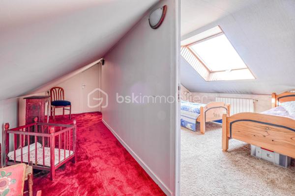 Maison familiale de type Phénix avec jardin arboré

Située dans un environnement agréable sur la commune de Roissy en Brie, cette maison de type Phénix développe une surface habitable d’environ 101 m² (130 m2 au sol) sur un terrain clos et arboré de 349 m².
Au rez-de-chaussée, vous découvrirez :
* une entrée,
* une cuisine équipée et aménagée indépendante,
* un salon lumineux équipé d’une cheminée insert et prolongé par une véranda,
* un couloir desservant une salle de bains récente adaptée aux personnes à mobilité réduite,
* une chambre,
* un WC indépendant,
* ainsi qu’un bureau.
Depuis le bureau, un escalier mène aux combles aménagés comprenant actuellement deux chambres et un WC avec point d’eau. Cet espace offre un beau potentiel d’aménagement et pourrait être repensé en une grande suite parentale.
Un garage est également attenant à la maison.
À l’extérieur, vous profiterez d’un agréable jardin arboré et fleuri, idéal pour les beaux jours.
Maison offrant de nombreuses possibilités d’aménagement, idéale pour une famille ou un projet d’évolution des espaces.

Située sur la commune recherchée de Roissy-en-Brie, cette maison bénéficie d’un environnement calme et familial, à proximité des écoles, commerces et transports.
La gare RER E permet de rejoindre facilement Paris, tandis que les axes routiers offrent un accès rapide aux principaux pôles de la région parisienne.
La commune séduit également par ses espaces verts, ses équipements sportifs et sa qualité de vie appréciée des familles.