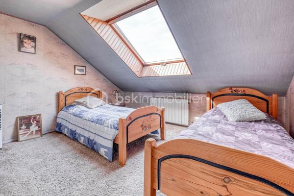 Maison familiale de type Phénix avec jardin arboré

Située dans un environnement agréable sur la commune de Roissy en Brie, cette maison de type Phénix développe une surface habitable d’environ 101 m² (130 m2 au sol) sur un terrain clos et arboré de 349 m².
Au rez-de-chaussée, vous découvrirez :
* une entrée,
* une cuisine équipée et aménagée indépendante,
* un salon lumineux équipé d’une cheminée insert et prolongé par une véranda,
* un couloir desservant une salle de bains récente adaptée aux personnes à mobilité réduite,
* une chambre,
* un WC indépendant,
* ainsi qu’un bureau.
Depuis le bureau, un escalier mène aux combles aménagés comprenant actuellement deux chambres et un WC avec point d’eau. Cet espace offre un beau potentiel d’aménagement et pourrait être repensé en une grande suite parentale.
Un garage est également attenant à la maison.
À l’extérieur, vous profiterez d’un agréable jardin arboré et fleuri, idéal pour les beaux jours.
Maison offrant de nombreuses possibilités d’aménagement, idéale pour une famille ou un projet d’évolution des espaces.

Située sur la commune recherchée de Roissy-en-Brie, cette maison bénéficie d’un environnement calme et familial, à proximité des écoles, commerces et transports.
La gare RER E permet de rejoindre facilement Paris, tandis que les axes routiers offrent un accès rapide aux principaux pôles de la région parisienne.
La commune séduit également par ses espaces verts, ses équipements sportifs et sa qualité de vie appréciée des familles.