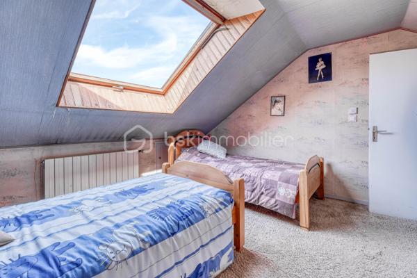 Maison familiale de type Phénix avec jardin arboré

Située dans un environnement agréable sur la commune de Roissy en Brie, cette maison de type Phénix développe une surface habitable d’environ 101 m² (130 m2 au sol) sur un terrain clos et arboré de 349 m².
Au rez-de-chaussée, vous découvrirez :
* une entrée,
* une cuisine équipée et aménagée indépendante,
* un salon lumineux équipé d’une cheminée insert et prolongé par une véranda,
* un couloir desservant une salle de bains récente adaptée aux personnes à mobilité réduite,
* une chambre,
* un WC indépendant,
* ainsi qu’un bureau.
Depuis le bureau, un escalier mène aux combles aménagés comprenant actuellement deux chambres et un WC avec point d’eau. Cet espace offre un beau potentiel d’aménagement et pourrait être repensé en une grande suite parentale.
Un garage est également attenant à la maison.
À l’extérieur, vous profiterez d’un agréable jardin arboré et fleuri, idéal pour les beaux jours.
Maison offrant de nombreuses possibilités d’aménagement, idéale pour une famille ou un projet d’évolution des espaces.

Située sur la commune recherchée de Roissy-en-Brie, cette maison bénéficie d’un environnement calme et familial, à proximité des écoles, commerces et transports.
La gare RER E permet de rejoindre facilement Paris, tandis que les axes routiers offrent un accès rapide aux principaux pôles de la région parisienne.
La commune séduit également par ses espaces verts, ses équipements sportifs et sa qualité de vie appréciée des familles.