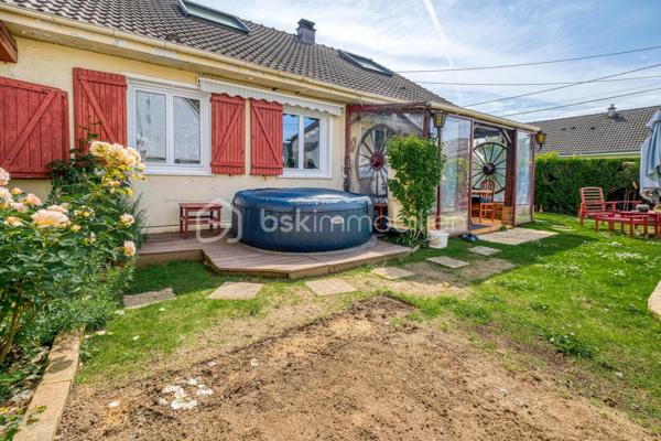Maison familiale de type Phénix avec jardin arboré

Située dans un environnement agréable sur la commune de Roissy en Brie, cette maison de type Phénix développe une surface habitable d’environ 101 m² (130 m2 au sol) sur un terrain clos et arboré de 349 m².
Au rez-de-chaussée, vous découvrirez :
* une entrée,
* une cuisine équipée et aménagée indépendante,
* un salon lumineux équipé d’une cheminée insert et prolongé par une véranda,
* un couloir desservant une salle de bains récente adaptée aux personnes à mobilité réduite,
* une chambre,
* un WC indépendant,
* ainsi qu’un bureau.
Depuis le bureau, un escalier mène aux combles aménagés comprenant actuellement deux chambres et un WC avec point d’eau. Cet espace offre un beau potentiel d’aménagement et pourrait être repensé en une grande suite parentale.
Un garage est également attenant à la maison.
À l’extérieur, vous profiterez d’un agréable jardin arboré et fleuri, idéal pour les beaux jours.
Maison offrant de nombreuses possibilités d’aménagement, idéale pour une famille ou un projet d’évolution des espaces.

Située sur la commune recherchée de Roissy-en-Brie, cette maison bénéficie d’un environnement calme et familial, à proximité des écoles, commerces et transports.
La gare RER E permet de rejoindre facilement Paris, tandis que les axes routiers offrent un accès rapide aux principaux pôles de la région parisienne.
La commune séduit également par ses espaces verts, ses équipements sportifs et sa qualité de vie appréciée des familles.