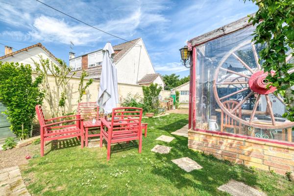 Maison familiale de type Phénix avec jardin arboré

Située dans un environnement agréable sur la commune de Roissy en Brie, cette maison de type Phénix développe une surface habitable d’environ 101 m² (130 m2 au sol) sur un terrain clos et arboré de 349 m².
Au rez-de-chaussée, vous découvrirez :
* une entrée,
* une cuisine équipée et aménagée indépendante,
* un salon lumineux équipé d’une cheminée insert et prolongé par une véranda,
* un couloir desservant une salle de bains récente adaptée aux personnes à mobilité réduite,
* une chambre,
* un WC indépendant,
* ainsi qu’un bureau.
Depuis le bureau, un escalier mène aux combles aménagés comprenant actuellement deux chambres et un WC avec point d’eau. Cet espace offre un beau potentiel d’aménagement et pourrait être repensé en une grande suite parentale.
Un garage est également attenant à la maison.
À l’extérieur, vous profiterez d’un agréable jardin arboré et fleuri, idéal pour les beaux jours.
Maison offrant de nombreuses possibilités d’aménagement, idéale pour une famille ou un projet d’évolution des espaces.

Située sur la commune recherchée de Roissy-en-Brie, cette maison bénéficie d’un environnement calme et familial, à proximité des écoles, commerces et transports.
La gare RER E permet de rejoindre facilement Paris, tandis que les axes routiers offrent un accès rapide aux principaux pôles de la région parisienne.
La commune séduit également par ses espaces verts, ses équipements sportifs et sa qualité de vie appréciée des familles.