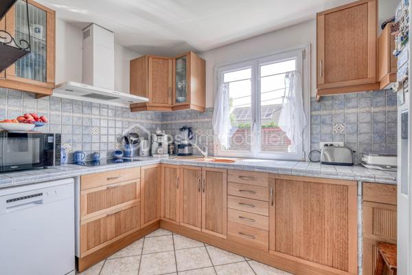 Maison familiale de type Phénix avec jardin arboré

Située dans un environnement agréable sur la commune de Roissy en Brie, cette maison de type Phénix développe une surface habitable d’environ 101 m² (130 m2 au sol) sur un terrain clos et arboré de 349 m².
Au rez-de-chaussée, vous découvrirez :
* une entrée,
* une cuisine équipée et aménagée indépendante,
* un salon lumineux équipé d’une cheminée insert et prolongé par une véranda,
* un couloir desservant une salle de bains récente adaptée aux personnes à mobilité réduite,
* une chambre,
* un WC indépendant,
* ainsi qu’un bureau.
Depuis le bureau, un escalier mène aux combles aménagés comprenant actuellement deux chambres et un WC avec point d’eau. Cet espace offre un beau potentiel d’aménagement et pourrait être repensé en une grande suite parentale.
Un garage est également attenant à la maison.
À l’extérieur, vous profiterez d’un agréable jardin arboré et fleuri, idéal pour les beaux jours.
Maison offrant de nombreuses possibilités d’aménagement, idéale pour une famille ou un projet d’évolution des espaces.

Située sur la commune recherchée de Roissy-en-Brie, cette maison bénéficie d’un environnement calme et familial, à proximité des écoles, commerces et transports.
La gare RER E permet de rejoindre facilement Paris, tandis que les axes routiers offrent un accès rapide aux principaux pôles de la région parisienne.
La commune séduit également par ses espaces verts, ses équipements sportifs et sa qualité de vie appréciée des familles.
