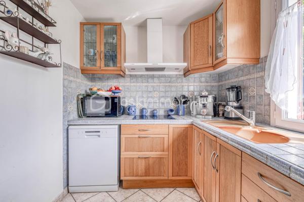Maison familiale de type Phénix avec jardin arboré

Située dans un environnement agréable sur la commune de Roissy en Brie, cette maison de type Phénix développe une surface habitable d’environ 101 m² (130 m2 au sol) sur un terrain clos et arboré de 349 m².
Au rez-de-chaussée, vous découvrirez :
* une entrée,
* une cuisine équipée et aménagée indépendante,
* un salon lumineux équipé d’une cheminée insert et prolongé par une véranda,
* un couloir desservant une salle de bains récente adaptée aux personnes à mobilité réduite,
* une chambre,
* un WC indépendant,
* ainsi qu’un bureau.
Depuis le bureau, un escalier mène aux combles aménagés comprenant actuellement deux chambres et un WC avec point d’eau. Cet espace offre un beau potentiel d’aménagement et pourrait être repensé en une grande suite parentale.
Un garage est également attenant à la maison.
À l’extérieur, vous profiterez d’un agréable jardin arboré et fleuri, idéal pour les beaux jours.
Maison offrant de nombreuses possibilités d’aménagement, idéale pour une famille ou un projet d’évolution des espaces.

Située sur la commune recherchée de Roissy-en-Brie, cette maison bénéficie d’un environnement calme et familial, à proximité des écoles, commerces et transports.
La gare RER E permet de rejoindre facilement Paris, tandis que les axes routiers offrent un accès rapide aux principaux pôles de la région parisienne.
La commune séduit également par ses espaces verts, ses équipements sportifs et sa qualité de vie appréciée des familles.