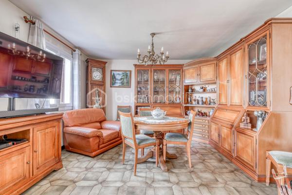 Maison familiale de type Phénix avec jardin arboré

Située dans un environnement agréable sur la commune de Roissy en Brie, cette maison de type Phénix développe une surface habitable d’environ 101 m² (130 m2 au sol) sur un terrain clos et arboré de 349 m².
Au rez-de-chaussée, vous découvrirez :
* une entrée,
* une cuisine équipée et aménagée indépendante,
* un salon lumineux équipé d’une cheminée insert et prolongé par une véranda,
* un couloir desservant une salle de bains récente adaptée aux personnes à mobilité réduite,
* une chambre,
* un WC indépendant,
* ainsi qu’un bureau.
Depuis le bureau, un escalier mène aux combles aménagés comprenant actuellement deux chambres et un WC avec point d’eau. Cet espace offre un beau potentiel d’aménagement et pourrait être repensé en une grande suite parentale.
Un garage est également attenant à la maison.
À l’extérieur, vous profiterez d’un agréable jardin arboré et fleuri, idéal pour les beaux jours.
Maison offrant de nombreuses possibilités d’aménagement, idéale pour une famille ou un projet d’évolution des espaces.

Située sur la commune recherchée de Roissy-en-Brie, cette maison bénéficie d’un environnement calme et familial, à proximité des écoles, commerces et transports.
La gare RER E permet de rejoindre facilement Paris, tandis que les axes routiers offrent un accès rapide aux principaux pôles de la région parisienne.
La commune séduit également par ses espaces verts, ses équipements sportifs et sa qualité de vie appréciée des familles.