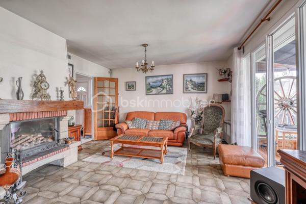 Maison familiale de type Phénix avec jardin arboré

Située dans un environnement agréable sur la commune de Roissy en Brie, cette maison de type Phénix développe une surface habitable d’environ 101 m² (130 m2 au sol) sur un terrain clos et arboré de 349 m².
Au rez-de-chaussée, vous découvrirez :
* une entrée,
* une cuisine équipée et aménagée indépendante,
* un salon lumineux équipé d’une cheminée insert et prolongé par une véranda,
* un couloir desservant une salle de bains récente adaptée aux personnes à mobilité réduite,
* une chambre,
* un WC indépendant,
* ainsi qu’un bureau.
Depuis le bureau, un escalier mène aux combles aménagés comprenant actuellement deux chambres et un WC avec point d’eau. Cet espace offre un beau potentiel d’aménagement et pourrait être repensé en une grande suite parentale.
Un garage est également attenant à la maison.
À l’extérieur, vous profiterez d’un agréable jardin arboré et fleuri, idéal pour les beaux jours.
Maison offrant de nombreuses possibilités d’aménagement, idéale pour une famille ou un projet d’évolution des espaces.

Située sur la commune recherchée de Roissy-en-Brie, cette maison bénéficie d’un environnement calme et familial, à proximité des écoles, commerces et transports.
La gare RER E permet de rejoindre facilement Paris, tandis que les axes routiers offrent un accès rapide aux principaux pôles de la région parisienne.
La commune séduit également par ses espaces verts, ses équipements sportifs et sa qualité de vie appréciée des familles.