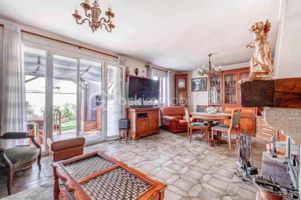Maison familiale de type Phénix avec jardin arboré

Située dans un environnement agréable sur la commune de Roissy en Brie, cette maison de type Phénix développe une surface habitable d’environ 101 m² (130 m2 au sol) sur un terrain clos et arboré de 349 m².
Au rez-de-chaussée, vous découvrirez :
* une entrée,
* une cuisine équipée et aménagée indépendante,
* un salon lumineux équipé d’une cheminée insert et prolongé par une véranda,
* un couloir desservant une salle de bains récente adaptée aux personnes à mobilité réduite,
* une chambre,
* un WC indépendant,
* ainsi qu’un bureau.
Depuis le bureau, un escalier mène aux combles aménagés comprenant actuellement deux chambres et un WC avec point d’eau. Cet espace offre un beau potentiel d’aménagement et pourrait être repensé en une grande suite parentale.
Un garage est également attenant à la maison.
À l’extérieur, vous profiterez d’un agréable jardin arboré et fleuri, idéal pour les beaux jours.
Maison offrant de nombreuses possibilités d’aménagement, idéale pour une famille ou un projet d’évolution des espaces.

Située sur la commune recherchée de Roissy-en-Brie, cette maison bénéficie d’un environnement calme et familial, à proximité des écoles, commerces et transports.
La gare RER E permet de rejoindre facilement Paris, tandis que les axes routiers offrent un accès rapide aux principaux pôles de la région parisienne.
La commune séduit également par ses espaces verts, ses équipements sportifs et sa qualité de vie appréciée des familles.