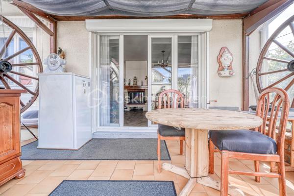 Maison familiale de type Phénix avec jardin arboré

Située dans un environnement agréable sur la commune de Roissy en Brie, cette maison de type Phénix développe une surface habitable d’environ 101 m² (130 m2 au sol) sur un terrain clos et arboré de 349 m².
Au rez-de-chaussée, vous découvrirez :
* une entrée,
* une cuisine équipée et aménagée indépendante,
* un salon lumineux équipé d’une cheminée insert et prolongé par une véranda,
* un couloir desservant une salle de bains récente adaptée aux personnes à mobilité réduite,
* une chambre,
* un WC indépendant,
* ainsi qu’un bureau.
Depuis le bureau, un escalier mène aux combles aménagés comprenant actuellement deux chambres et un WC avec point d’eau. Cet espace offre un beau potentiel d’aménagement et pourrait être repensé en une grande suite parentale.
Un garage est également attenant à la maison.
À l’extérieur, vous profiterez d’un agréable jardin arboré et fleuri, idéal pour les beaux jours.
Maison offrant de nombreuses possibilités d’aménagement, idéale pour une famille ou un projet d’évolution des espaces.

Située sur la commune recherchée de Roissy-en-Brie, cette maison bénéficie d’un environnement calme et familial, à proximité des écoles, commerces et transports.
La gare RER E permet de rejoindre facilement Paris, tandis que les axes routiers offrent un accès rapide aux principaux pôles de la région parisienne.
La commune séduit également par ses espaces verts, ses équipements sportifs et sa qualité de vie appréciée des familles.