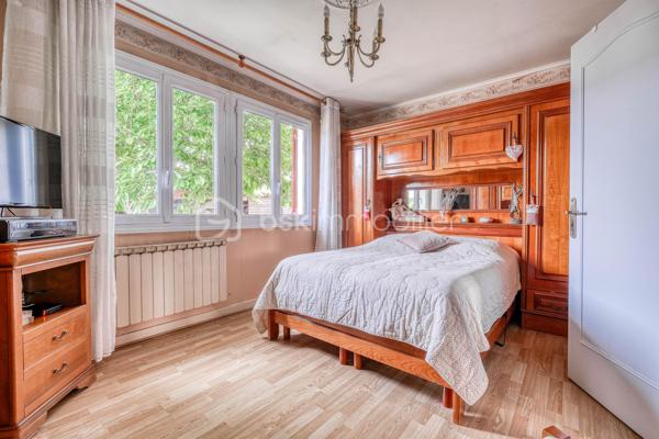 Maison familiale de type Phénix avec jardin arboré

Située dans un environnement agréable sur la commune de Roissy en Brie, cette maison de type Phénix développe une surface habitable d’environ 101 m² (130 m2 au sol) sur un terrain clos et arboré de 349 m².
Au rez-de-chaussée, vous découvrirez :
* une entrée,
* une cuisine équipée et aménagée indépendante,
* un salon lumineux équipé d’une cheminée insert et prolongé par une véranda,
* un couloir desservant une salle de bains récente adaptée aux personnes à mobilité réduite,
* une chambre,
* un WC indépendant,
* ainsi qu’un bureau.
Depuis le bureau, un escalier mène aux combles aménagés comprenant actuellement deux chambres et un WC avec point d’eau. Cet espace offre un beau potentiel d’aménagement et pourrait être repensé en une grande suite parentale.
Un garage est également attenant à la maison.
À l’extérieur, vous profiterez d’un agréable jardin arboré et fleuri, idéal pour les beaux jours.
Maison offrant de nombreuses possibilités d’aménagement, idéale pour une famille ou un projet d’évolution des espaces.

Située sur la commune recherchée de Roissy-en-Brie, cette maison bénéficie d’un environnement calme et familial, à proximité des écoles, commerces et transports.
La gare RER E permet de rejoindre facilement Paris, tandis que les axes routiers offrent un accès rapide aux principaux pôles de la région parisienne.
La commune séduit également par ses espaces verts, ses équipements sportifs et sa qualité de vie appréciée des familles.