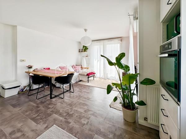 🏡 Appartement 3 pièces avec parking — Résidence sécurisée

Venez découvrir cet agréable appartement de 57 m², niché au deuxième étage (sur trois) d'une résidence récente dotée d'un ascenseur.

Dès l'entrée, des placards astucieusement intégrés annoncent la fonctionnalité des lieux. Le séjour, lumineux, s'ouvre sur une cuisine moderne entièrement équipée, créant un bel espace de vie convivial. Deux chambres confortables, une salle de bain fonctionnelle ainsi que des toilettes séparées complètent l'ensemble.

Un agréable balcon sans vis-à-vis offre une vue dégagée sur des espaces verdoyants — un vrai plus pour profiter de moments de calme au quotidien. Une place de parking privée en sous-sol sécurisé vient compléter ce bien.

La résidence bénéficie d'une sécurisation complète : accès par badge pour le portail et la porte principale, clé individuelle pour l'ascenseur et les parties communes. Un local fermé est également à disposition pour le rangement des vélos et poussettes.

Atout supplémentaire, ce bien affiche un DPE B, synonyme d'excellentes performances énergétiques et d'économies durables au quotidien.

Idéalement situé, cet appartement bénéficie de la proximité des transports en commun, des écoles et des commerces.

Information importante, les charges de copropriété incluent, en plus des dépenses générales courantes (ascenseur, espaces verts, entretien des parties communes), l'eau chaude/froide et le chauffage.

📞 Contactez-moi pour plus d'informations ou organiser une visite.