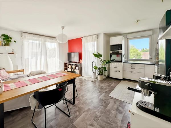 🏡 Appartement 3 pièces avec parking — Résidence sécurisée

Venez découvrir cet agréable appartement de 57 m², niché au deuxième étage (sur trois) d'une résidence récente dotée d'un ascenseur.

Dès l'entrée, des placards astucieusement intégrés annoncent la fonctionnalité des lieux. Le séjour, lumineux, s'ouvre sur une cuisine moderne entièrement équipée, créant un bel espace de vie convivial. Deux chambres confortables, une salle de bain fonctionnelle ainsi que des toilettes séparées complètent l'ensemble.

Un agréable balcon sans vis-à-vis offre une vue dégagée sur des espaces verdoyants — un vrai plus pour profiter de moments de calme au quotidien. Une place de parking privée en sous-sol sécurisé vient compléter ce bien.

La résidence bénéficie d'une sécurisation complète : accès par badge pour le portail et la porte principale, clé individuelle pour l'ascenseur et les parties communes. Un local fermé est également à disposition pour le rangement des vélos et poussettes.

Atout supplémentaire, ce bien affiche un DPE B, synonyme d'excellentes performances énergétiques et d'économies durables au quotidien.

Idéalement situé, cet appartement bénéficie de la proximité des transports en commun, des écoles et des commerces.

Information importante, les charges de copropriété incluent, en plus des dépenses générales courantes (ascenseur, espaces verts, entretien des parties communes), l'eau chaude/froide et le chauffage.

📞 Contactez-moi pour plus d'informations ou organiser une visite.