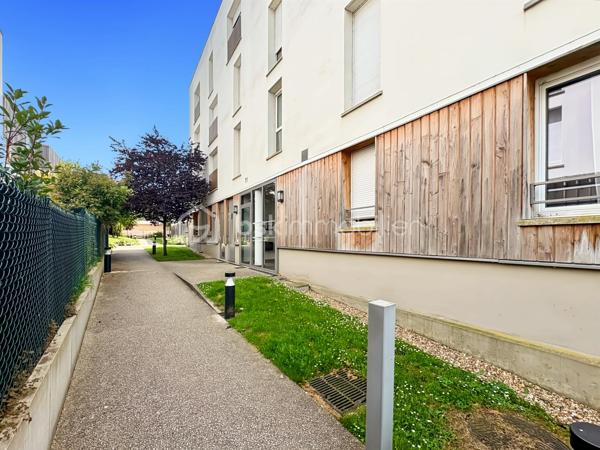 🏡 Appartement 3 pièces avec parking — Résidence sécurisée

Venez découvrir cet agréable appartement de 57 m², niché au deuxième étage (sur trois) d'une résidence récente dotée d'un ascenseur.

Dès l'entrée, des placards astucieusement intégrés annoncent la fonctionnalité des lieux. Le séjour, lumineux, s'ouvre sur une cuisine moderne entièrement équipée, créant un bel espace de vie convivial. Deux chambres confortables, une salle de bain fonctionnelle ainsi que des toilettes séparées complètent l'ensemble.

Un agréable balcon sans vis-à-vis offre une vue dégagée sur des espaces verdoyants — un vrai plus pour profiter de moments de calme au quotidien. Une place de parking privée en sous-sol sécurisé vient compléter ce bien.

La résidence bénéficie d'une sécurisation complète : accès par badge pour le portail et la porte principale, clé individuelle pour l'ascenseur et les parties communes. Un local fermé est également à disposition pour le rangement des vélos et poussettes.

Atout supplémentaire, ce bien affiche un DPE B, synonyme d'excellentes performances énergétiques et d'économies durables au quotidien.

Idéalement situé, cet appartement bénéficie de la proximité des transports en commun, des écoles et des commerces.

Information importante, les charges de copropriété incluent, en plus des dépenses générales courantes (ascenseur, espaces verts, entretien des parties communes), l'eau chaude/froide et le chauffage.

📞 Contactez-moi pour plus d'informations ou organiser une visite.
