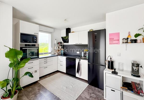 🏡 Appartement 3 pièces avec parking — Résidence sécurisée

Venez découvrir cet agréable appartement de 57 m², niché au deuxième étage (sur trois) d'une résidence récente dotée d'un ascenseur.

Dès l'entrée, des placards astucieusement intégrés annoncent la fonctionnalité des lieux. Le séjour, lumineux, s'ouvre sur une cuisine moderne entièrement équipée, créant un bel espace de vie convivial. Deux chambres confortables, une salle de bain fonctionnelle ainsi que des toilettes séparées complètent l'ensemble.

Un agréable balcon sans vis-à-vis offre une vue dégagée sur des espaces verdoyants — un vrai plus pour profiter de moments de calme au quotidien. Une place de parking privée en sous-sol sécurisé vient compléter ce bien.

La résidence bénéficie d'une sécurisation complète : accès par badge pour le portail et la porte principale, clé individuelle pour l'ascenseur et les parties communes. Un local fermé est également à disposition pour le rangement des vélos et poussettes.

Atout supplémentaire, ce bien affiche un DPE B, synonyme d'excellentes performances énergétiques et d'économies durables au quotidien.

Idéalement situé, cet appartement bénéficie de la proximité des transports en commun, des écoles et des commerces.

Information importante, les charges de copropriété incluent, en plus des dépenses générales courantes (ascenseur, espaces verts, entretien des parties communes), l'eau chaude/froide et le chauffage.

📞 Contactez-moi pour plus d'informations ou organiser une visite.