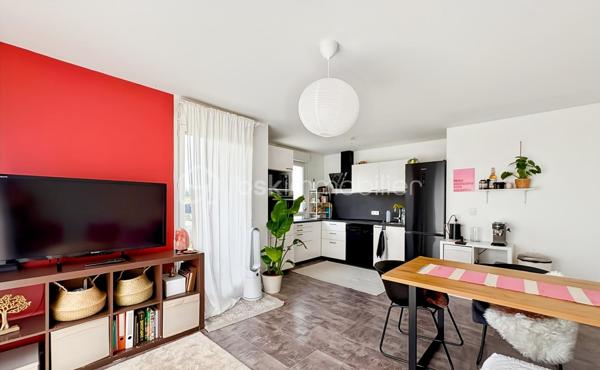 🏡 Appartement 3 pièces avec parking — Résidence sécurisée

Venez découvrir cet agréable appartement de 57 m², niché au deuxième étage (sur trois) d'une résidence récente dotée d'un ascenseur.

Dès l'entrée, des placards astucieusement intégrés annoncent la fonctionnalité des lieux. Le séjour, lumineux, s'ouvre sur une cuisine moderne entièrement équipée, créant un bel espace de vie convivial. Deux chambres confortables, une salle de bain fonctionnelle ainsi que des toilettes séparées complètent l'ensemble.

Un agréable balcon sans vis-à-vis offre une vue dégagée sur des espaces verdoyants — un vrai plus pour profiter de moments de calme au quotidien. Une place de parking privée en sous-sol sécurisé vient compléter ce bien.

La résidence bénéficie d'une sécurisation complète : accès par badge pour le portail et la porte principale, clé individuelle pour l'ascenseur et les parties communes. Un local fermé est également à disposition pour le rangement des vélos et poussettes.

Atout supplémentaire, ce bien affiche un DPE B, synonyme d'excellentes performances énergétiques et d'économies durables au quotidien.

Idéalement situé, cet appartement bénéficie de la proximité des transports en commun, des écoles et des commerces.

Information importante, les charges de copropriété incluent, en plus des dépenses générales courantes (ascenseur, espaces verts, entretien des parties communes), l'eau chaude/froide et le chauffage.

📞 Contactez-moi pour plus d'informations ou organiser une visite.
