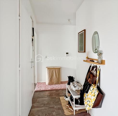 🏡 Appartement 3 pièces avec parking — Résidence sécurisée

Venez découvrir cet agréable appartement de 57 m², niché au deuxième étage (sur trois) d'une résidence récente dotée d'un ascenseur.

Dès l'entrée, des placards astucieusement intégrés annoncent la fonctionnalité des lieux. Le séjour, lumineux, s'ouvre sur une cuisine moderne entièrement équipée, créant un bel espace de vie convivial. Deux chambres confortables, une salle de bain fonctionnelle ainsi que des toilettes séparées complètent l'ensemble.

Un agréable balcon sans vis-à-vis offre une vue dégagée sur des espaces verdoyants — un vrai plus pour profiter de moments de calme au quotidien. Une place de parking privée en sous-sol sécurisé vient compléter ce bien.

La résidence bénéficie d'une sécurisation complète : accès par badge pour le portail et la porte principale, clé individuelle pour l'ascenseur et les parties communes. Un local fermé est également à disposition pour le rangement des vélos et poussettes.

Atout supplémentaire, ce bien affiche un DPE B, synonyme d'excellentes performances énergétiques et d'économies durables au quotidien.

Idéalement situé, cet appartement bénéficie de la proximité des transports en commun, des écoles et des commerces.

Information importante, les charges de copropriété incluent, en plus des dépenses générales courantes (ascenseur, espaces verts, entretien des parties communes), l'eau chaude/froide et le chauffage.

📞 Contactez-moi pour plus d'informations ou organiser une visite.