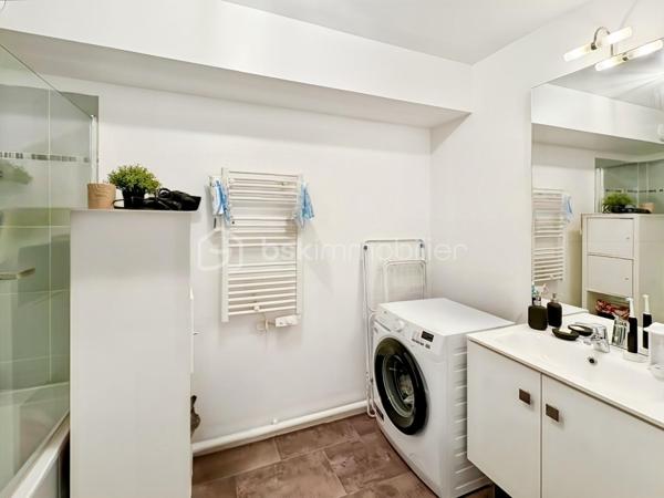 🏡 Appartement 3 pièces avec parking — Résidence sécurisée

Venez découvrir cet agréable appartement de 57 m², niché au deuxième étage (sur trois) d'une résidence récente dotée d'un ascenseur.

Dès l'entrée, des placards astucieusement intégrés annoncent la fonctionnalité des lieux. Le séjour, lumineux, s'ouvre sur une cuisine moderne entièrement équipée, créant un bel espace de vie convivial. Deux chambres confortables, une salle de bain fonctionnelle ainsi que des toilettes séparées complètent l'ensemble.

Un agréable balcon sans vis-à-vis offre une vue dégagée sur des espaces verdoyants — un vrai plus pour profiter de moments de calme au quotidien. Une place de parking privée en sous-sol sécurisé vient compléter ce bien.

La résidence bénéficie d'une sécurisation complète : accès par badge pour le portail et la porte principale, clé individuelle pour l'ascenseur et les parties communes. Un local fermé est également à disposition pour le rangement des vélos et poussettes.

Atout supplémentaire, ce bien affiche un DPE B, synonyme d'excellentes performances énergétiques et d'économies durables au quotidien.

Idéalement situé, cet appartement bénéficie de la proximité des transports en commun, des écoles et des commerces.

Information importante, les charges de copropriété incluent, en plus des dépenses générales courantes (ascenseur, espaces verts, entretien des parties communes), l'eau chaude/froide et le chauffage.

📞 Contactez-moi pour plus d'informations ou organiser une visite.